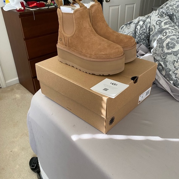 Ugg Neumel Logo Platform Chelsea booties in a size 6. Guaranteed authentic! - Picture 8 of 15